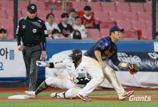 롯데 자이언츠가 지난 21일 수원 KT 위즈파크에서 열린 KT 위즈와의 경기에서 2-8로 역전패했다. 이날 경기에서 6회 KT 황재균이 3루타를 친 뒤 슬라이딩하고 있다. 롯데 자이언츠 제공