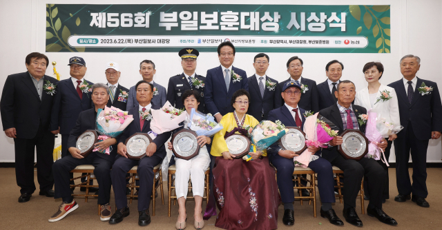 부산일보사가 주최하고 부산지방보훈청이 주관하는 제56회 부일보훈대상 시상식이 22일 오후 부산일보사 대강당에서 열렸다. 수상자와 참석 내빈들이 기념 촬영을 하고 있다. 이재찬 기자 chan@