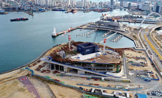 부산시가 논란이 일었던 오페라하우스 공법을 두고 현장 실험을 진행한다. 지난 3월 이후 중단된 오페라하우스 공사 현장. 부산일보DB