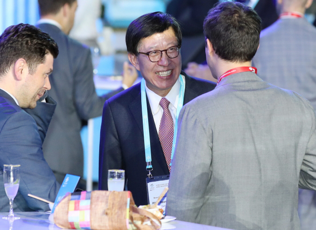 박형준 부산시장이 지난 21일(현지 시간) 프랑스 파리에서 열린 2030부산세계박람회 공식 리셉션에서 참석자들과 대화를 나누고 있다. 연합뉴스