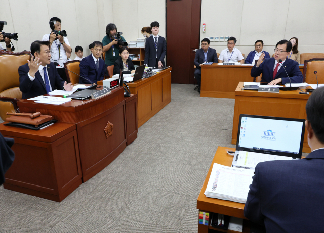 22일 오전 국회에서 열린 행정안전위원회 전체회의에서 김교흥 위원장이 이만희 여당 간사와 이태원 참사 특별법 처리를 두고 언쟁을 벌이고 있다. 국민의힘은 “재난의 정쟁화를 멈추라”고 반대 입장을 밝힌 반면 더불어민주당은 “유족의 한을 풀어야 한다”며 특별법 제정을 촉구하고 나섰다. 연합뉴스