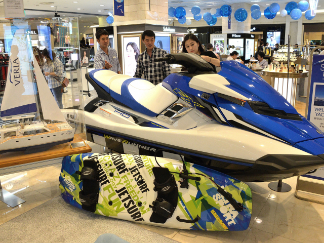 부산시는 22일 ‘2023 부산관광 스타기업’ 5곳을 선정했다. 롯데백화점 부산본점에서 열린 ‘요트홀릭’ 팝업 스토어. 부산일보DB