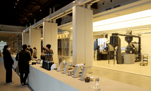 부산 영도구 모모스 로스터리＆커피바 전경. 부산일보DB