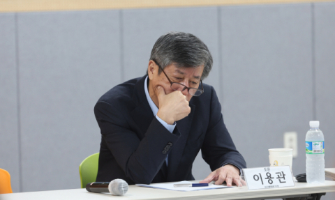 부산국제영화제 이용관 이사장이 ‘비프 혁신을 위한 부산영화인 모임’ 주최로 지난 21일 부산시민운동지원센터에서 열린 ‘부산국제영화제 문제 긴급 토론회’에 참석했다. 이재찬 기자 chan@