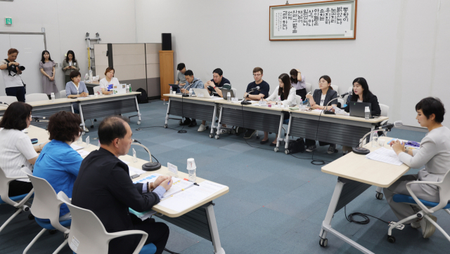 22일 오전 부산시의회 중회의실에서 열린 ‘부산시 스타트업 비자 관련 토론회’에서 참석자들이 발언하고 있다. 이재찬 기자