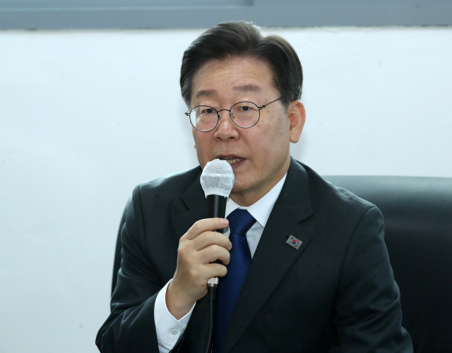 더불어민주당 이재명 대표가 22일 강원 강릉시 주문진어촌계복지회관에서 수산업·관광업계 관계자들을 만나 일본 후쿠시마 원전 오염수 방출에 따른 우려에 대해 발언하고 있다. 연합뉴스