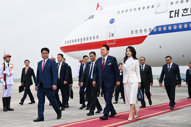 베트남을 국빈 방문한 윤석열 대통령과 부인 김건희 여사가 22일(현지시간) 하노이 노이바이 국제공항에 도착, 전용기인 공군1호기에서 내린 뒤 의장대를 사열하고 있다. ▶관련 기사 2면 연합뉴스