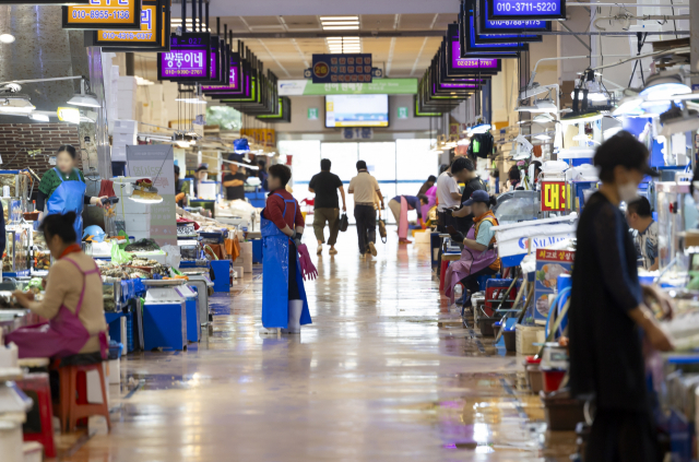 일본 후쿠시마 원전 오염수 방류가 임박한 22일 오후 서울 동작구 노량진수산시장이 비교적 한산한 모습을 보이고 있다. 연합뉴스