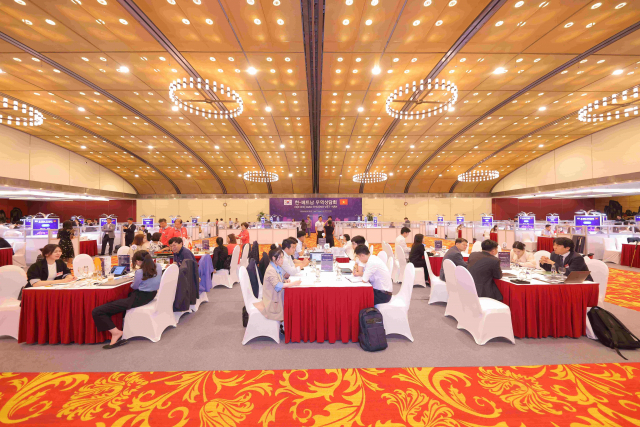 코트라(KOTRA)는 윤석열 대통령의 베트남 국빈방문에 맞춰 22일 베트남 하노이에서 ‘한·베트남 파트너십 박람회’의 부대 행사로 ‘한·베트남 비즈니스 상담회’와 ‘K-산업 쇼케이스’를 개최했다. 행사장 모습. 코트라 제공