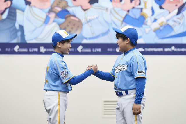 지난 23일 서울에서 열린 ‘야구왕, 마린스!’ 제작 발표회에서 시연 중인 아역배우 김주안(왼쪽)과 이충현. 라이브(주) 제공