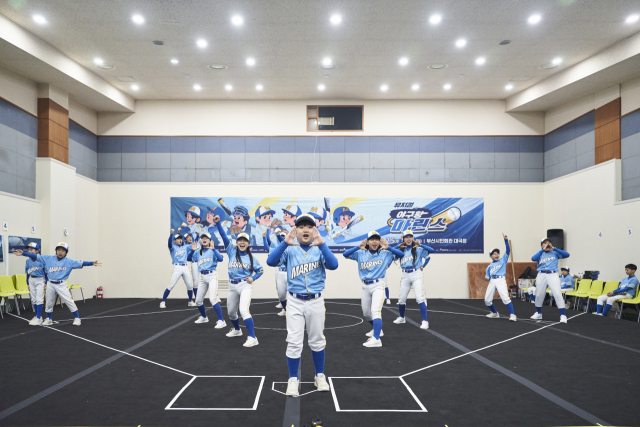 지난 23일 서울에서 열린 ‘야구왕, 마린스!’ 제작 발표회에서 시연 중인 배우들. 라이브(주) 제공
