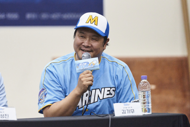 지난 23일 서울에서 열린 ‘야구왕, 마린스!’ 제작 발표회에서 답변하는 김기무 배우. 라이브(주) 제공