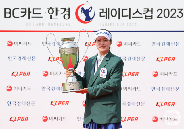 25일 끝난 한국여자프로골프(KLPGA) 투어 BC카드 한경 레이디스컵에서 우승한 박민지가 시상식에서 우승 트로피를 들고 포즈를 취하고 있다. KLPGA 제공