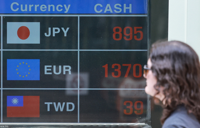 최근 일본 엔화가 미국, 유럽 등 주요국 통화에 대비해 역대급 약세를 보이면서 뜨거운 관심을 받고 있다. 지난 19일엔 장중 한때 897.49원을 기록하며 2015년 6월 이후 8년 만에 엔화 환율이 800원대에 진입하기도 했다. 연합뉴스