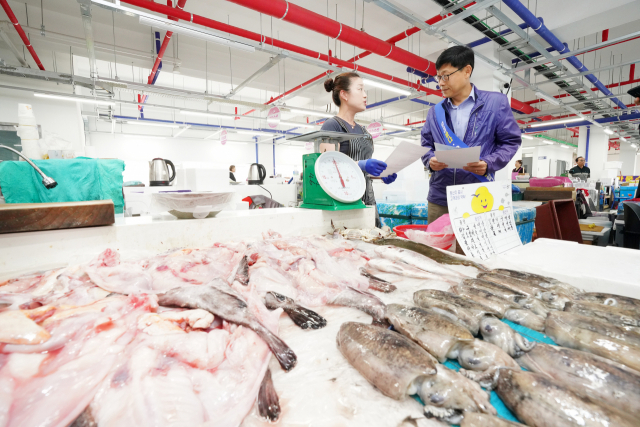 송상근 해양수산부 차관이 25일 군산수산물종합센터를 방문해 우리 수산물 안전 홍보 행사에 참여, 현장을 점검하고 있다. 연합뉴스