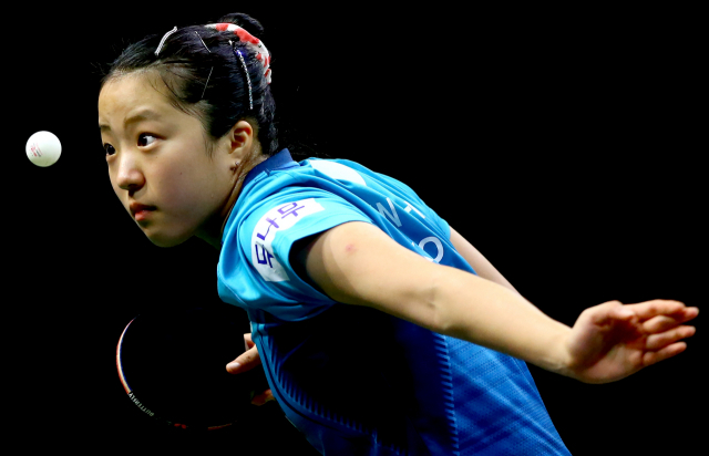 한국 여자 탁구 에이스 신유빈이 세계 랭킹 11위를 기록하며 톱10 진입을 눈앞에 두고 있다. 지난달 남아프리카공화국 더반에서 열린 국제탁구연맹(ITTF) 세계선수권대회 여자 단식 16강 경기를 펼치고 있는 신유빈. EPA연합뉴스