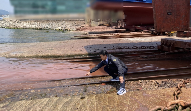 부산해경은 선박 수리 시설을 무단으로 증축한 9개 업체 대표를 검거했다고 29일 밝혔다. 사진은 해경이 선박 수리 시설을 무단으로 증축한 업체를 단속하는 모습. 부산해경 제공