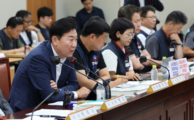 사용자위원인 류기정 한국경영자총협회 전무(왼쪽)가 29일 오후 세종시 정부세종청사 최저임금위원회 회의실에서 열린 제9차 전원회의에서 발언하고 있다. 연합뉴스