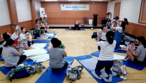 출생신고 누락을 막는 출생통보제 등 여러 방안이 정부와 국회를 중심으로 논의되고 있다. 이참에 출산 단계를 넘어서 전 양육 과정을 지원할 수 있는 종합 보호시스템의 필요성도 제기된다. 엄마와 아기를 대상으로 실시된 오감발달 베이비 마사지 교실. 부산일보DB