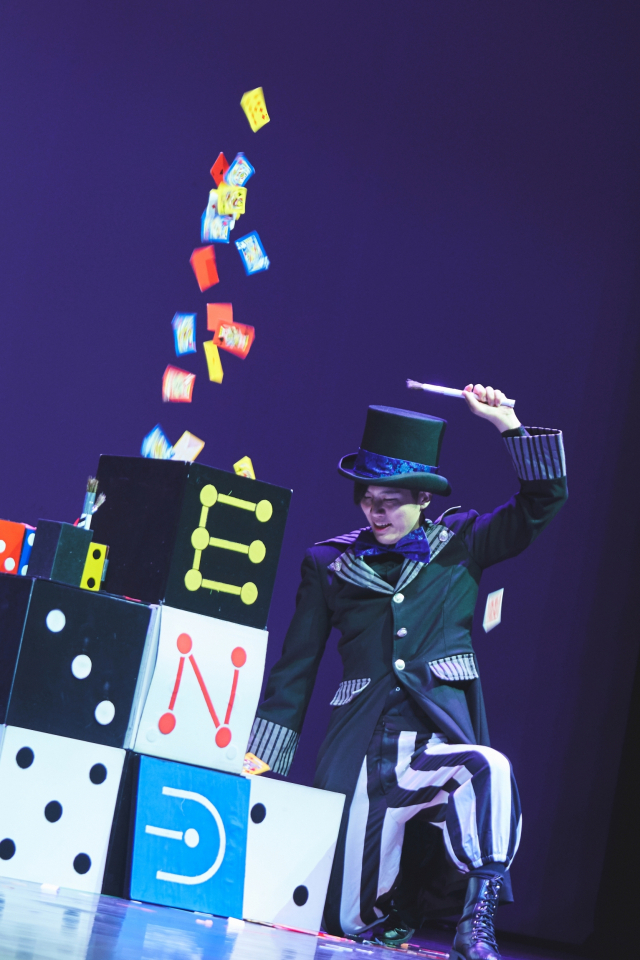 지난해 제17회 BIMF 매직 갈라쇼에 참석한 마술사들이 각자 공연을 선보이고 있다. 매직 갈라쇼는 BIMF 대표 공연으로 올해는 국내외 마술사가 영화의전당에 모여 다양한 마술을 선사할 예정이다. BIMF 제공