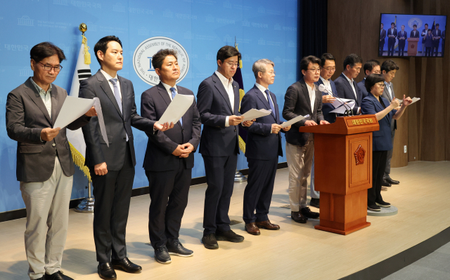 문재인 정부 청와대 출신 의원들이 29일 국회에서 윤석열 대통령의 '반국가세력' 발언 규탄 기자회견을 하고 있다. 연합뉴스