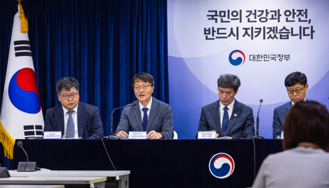 후쿠시마 오염수 관련 범부처 태스크포스(TF) 기술검토위원장인 허균영 경희대 교수(왼쪽 두 번째)가 29일 오전 서울 종로구 정부서울청사에서 열린 후쿠시마 원전 오염수 방류 관련 정부 대응 일일 브리핑에서 발언하고 있다. 연합뉴스