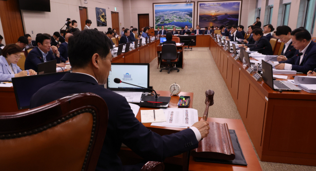 김민기 국토교통위원장이 29일 오전 서울 여의도 국회에서 열린 국토교통위 전체회의에서 의사봉을 두드리고 있다. 연합뉴스 제공.