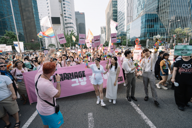 1일 오후 제24회 서울퀴어문화축제에 참가한 국제앰네스티 한국지부 관계자들이 서울 을지로 일대에서 청계천 삼일교까지 행진하며 한국의 혼인평등 촉구를 위한 '그냥 결혼이야 JUST MARRIAGE' 캠페인을 알리고 있다. 연합뉴스