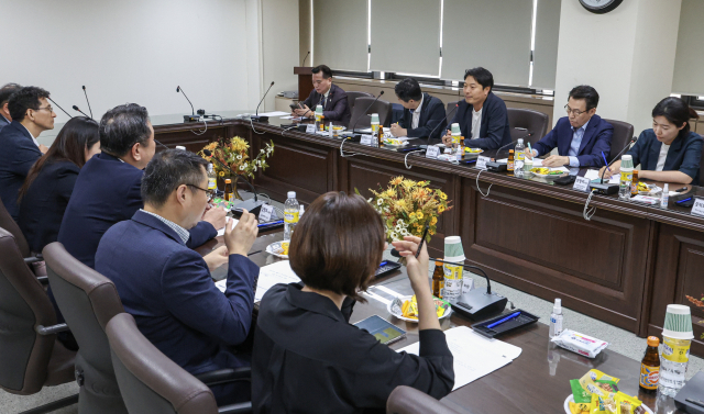 ‘2023년 제4기 <부산일보> 독자위원회 6월 지면 평가 회의’가 지난 28일 부산일보사 4층 회의실에서 열렸다. 김종진 기자 kjj1761@