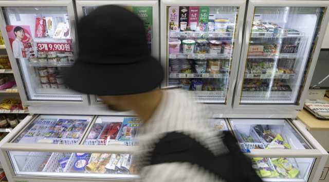 7월 들어 일부 라면과 과자, 빵 가격은 내렸지만, 여름철 대표 식품인 아이스크림의 가격은 좀처럼 내릴 기미를 보이지 않고 있다. 사진은 서울 시내 한 편의점에 진열된 아이스크림. 연합뉴스