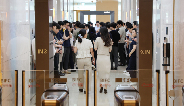 3일 오후 부산 남구 BIFC 입주기관 직원들이 점심식사 후 중층(30~43) 입구에서 엘리베이터를 기다리고 있다. 강선배 기자 ksun@