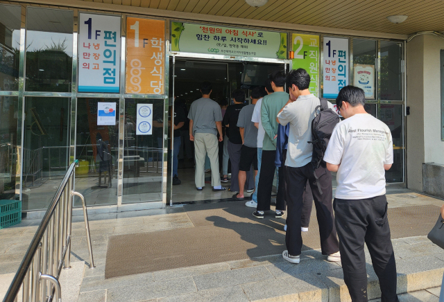 아침을 거르기 쉬운 대학생들에게 아침밥을 1000원에 제공하는 ‘천원의 아침밥’ 사업이 큰 인기를 모으고 있다. 부산대 학생들이 평일 아침 ‘천원의 아침밥’을 먹기 위해 길게 줄을 선 모습. 부산일보DB