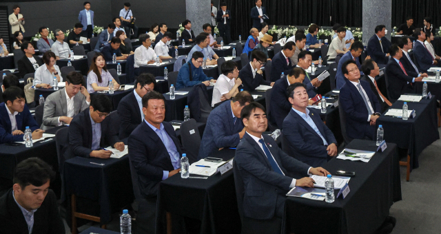 산업은행 부산 이전 토론회가 3일 오후 부산상공회의소 상의홀에서 열렸다. 참석자들이 동의대 배근호 금융보험학과 교수의 주제 발표를 경청하고 있다. 김종진 기자 kjj1761@