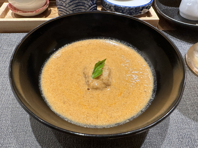 스시에 앞서 나오는 식전 스프인 일본풍 비스크.