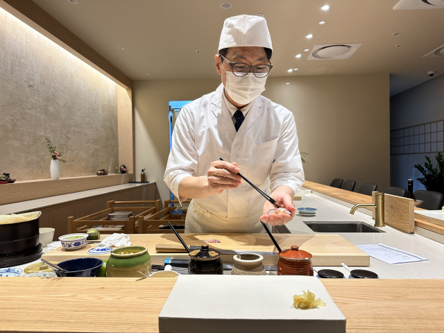 '허교수 스시 오마카세' 허동한 오너셰프가 스시에 간장을 바르며, 스시 종류와 간장의 조합에 대해 설명하고 있다.