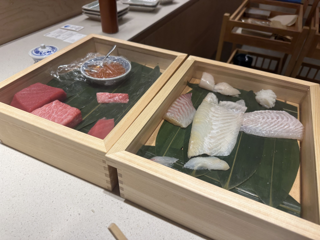 손님이 한눈에 볼 수 있는 식재료 보관함. 허 셰프는 여기서 꺼낸 재료를 손질해 스시를 내놓는다.