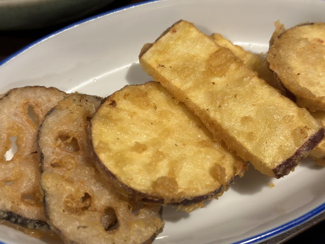 14가지 기본 안주 중 하나인 연근·고구마 튀김.