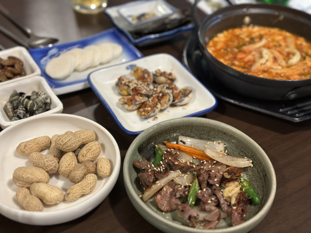 단돈 2만 5000원에 맛볼 수 있는 '부싯돌 푸짐한집'의 다양한 기본 안주.
