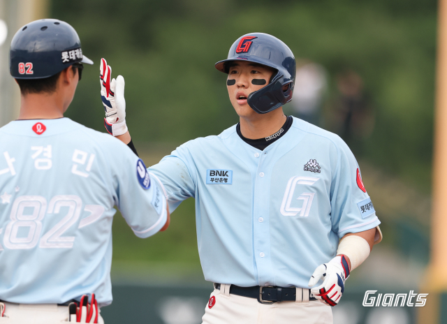 롯데 자이언츠 포수 손성빈은 지난 2일 울산 문수구장에서 열린 두산 베어스와의 경기에서 올 시즌 첫 안타를 터뜨렸다. 롯데 자이언츠 제공