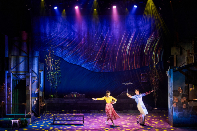뮤지컬 ‘렛미플라이’ 공연 장면. (재)부산문화회관 제공