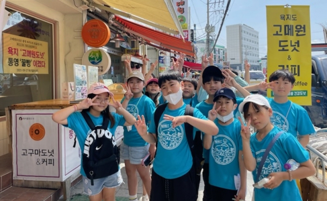 통영벽방초등학교 학생들이 로컬푸드 오감체험 프로그램을 통해 맛본 고메원도넛의 감상을 그림으로 표현해 직영점에 전달했다. 부산일보DB