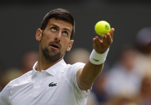 남자프로테니스(ATP) 투어 랭킹 2위 노바크 조코비치(세르비아)가 3일(한국시간) 영국 런던에서 열린 윔블던테니스대회 남자 단식 1회전에서 아르헨티니아의 페드로 카친(68위)을 상대로 서브를 넣고 있다. 조코비치가 3-0으로 승리하고 2회전에 올랐다. 로이터연합뉴스