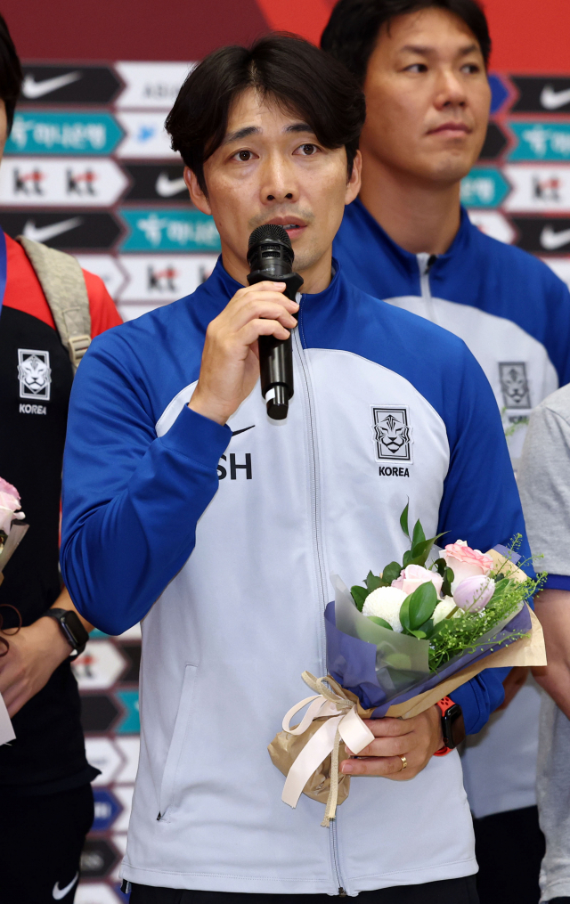 아시아축구연맹(AFC) U-17 아시안컵에서 준우승을 차지한 17세 이하(U-17) 남자 축구대표팀 변성환 감독이 4일 오전 인천국제공항 제2터미널에서 귀국한 뒤 발언하고 있다. 연합뉴스