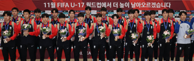 아시아축구연맹(AFC) U-17 아시안컵에서 준우승을 차지한 17세 이하(U-17) 남자 축구대표팀이 4일 오전 인천국제공항 제2터미널에서 귀국한 뒤 기념촬영을 하고 있다. 연합뉴스