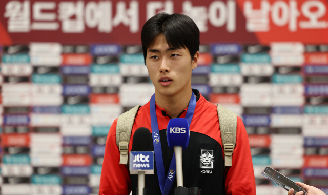 아시아축구연맹(AFC) U-17 아시안컵에서 준우승을 차지한 17세 이하(U-17) 남자 축구대표팀의 주장 김명준이 4일 오전 인천국제공항 제2터미널에서 귀국한 뒤 취재진과 인터뷰를 하고 있다. 연합뉴스
