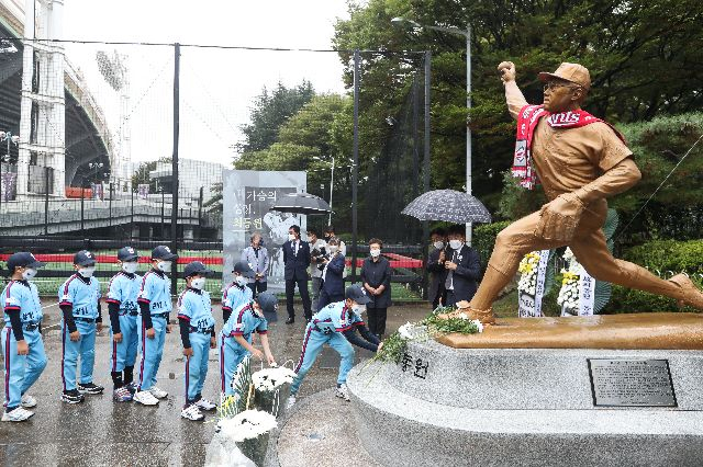 고 최동원의 10주기 추모 행사가 지난 2021년 9월 14일 사직구장 앞 최동원동상에서 열린 가운데 최동원야구교실 어린이들이 헌화를 하고 있다. 부산일보DB