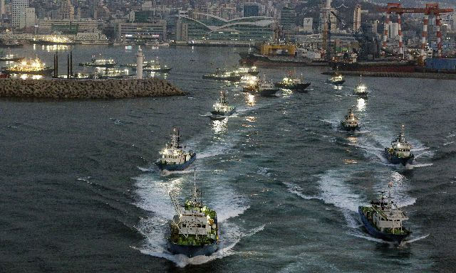 일본 후쿠시마 원전 오염수 방류 시기가 여름으로 정해진 가운데 조업에 나선 부산 지역 선사들의 고민이 깊다. 올해 초 대형선망 어선들이 부산 서구 부산공동어시장 부두에서 출항하고 있는 모습. 김종진 기자 kjj1761@