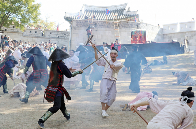 임진왜란은 16세기 동아시아 무역 시스템의 변동과 토요토미의 야욕이 맞물려 빚어진 당대 세계대전이었다. 사진은 임진난 당시 동래성 전투를 재현한 동래읍성 역사축제 모습. 부산일보DB