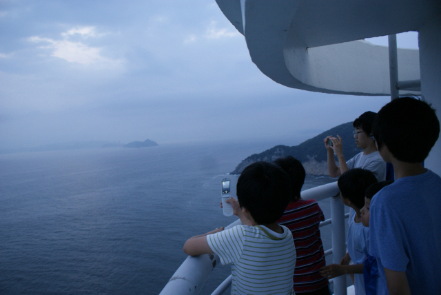 여름 등대해양학교의 부산 가덕도등대 체험 모습. 부산일보DB