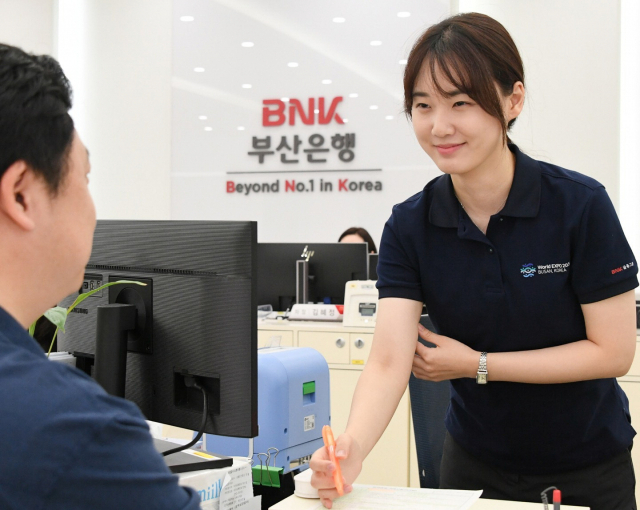 BNK금융그룹은 4일부터 유치 응원 티셔츠를 입고 대국민 홍보에 나선다. BNK그룹 제공